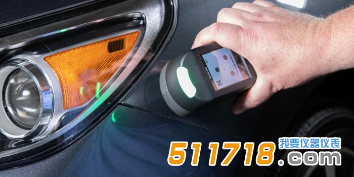 美國愛色麗X-rite MA-5 QC多角度色差儀，用于效果飾面的可操作色彩測量工具，可以在制造過程的早期識別顏色缺陷并避免不必要的返工。    美國愛色麗X-rite MA-5 QC多角度色差儀產品簡介：  MA-5 QC多角度色差儀，以在制造過程的早期識別顏色缺陷并避免不必要的返工。  它采用戰略性放置的光學元件，與市場上任何其他五角設備相比，速度快 60%，重量減輕 50%，緊湊度提高 40%。  這使操作員可以用一只手輕松定位 MA-5 QC，每小時捕獲更多測量值。  MA-5 QC可在2.5秒內快速測量和采集多個數據點，從而實現自動化作業。憑借緊湊輕巧的設計，該儀器可輕松單手操作，顯著減輕操作疲勞。  此外，通過指示燈確保正確對準，并配備自動光學快門來防止灰塵侵入設備。  MA-5 QC配備直觀的觸摸屏以及合格/不合格紅色和綠色指示燈，可方便進行容差檢測，并一鍵式快速輸出報告。  通過溫度預覽功能，MA-5 QC可以確定樣品溫度是否在影響色彩數據，從而方便做出合理的決策。如要充電或者連接PC，秩序簡單的將MA-5 QC裝入便捷的擴展塢。    美國愛色麗X-rite MA-5 QC多角度色差儀產品特點：  . 5角度光譜測量  . 緊湊、輕巧、易用  . 通過五個標準測量角度評估金屬色和特殊效果表面  . 無縫融入質量控制(QC)工作流，幾乎無需停機  . 軟件兼容性  . 可連接愛色麗EFX QC軟件等顏色色管理軟件，以及使用MA94模式來連接第三方軟件，以及使用MA94評估模式連接第三方軟件。  . 直觀的用戶界面  觸摸屏可顯示全部五個角度，一目了然地查看數據。  . 樣品溫度傳感器  識別樣品溫度是否影響色彩數據。.jpg